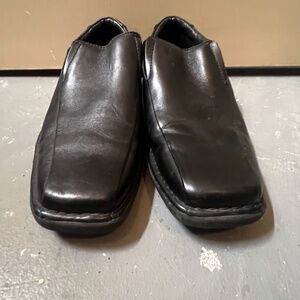 KENNETH COLE REACTION MEN’S LEATHER SLIP-ON LOAFERS, SIZE US 10M, BLACK
